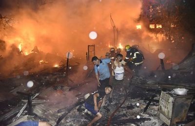 Incendio destruyó  unas 150 casas en la Chacarita y afectó parte del ex-Cabildo - Nacionales - ABC Color
