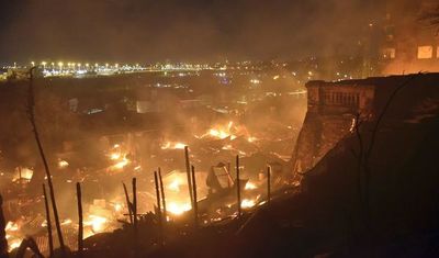 Santa llegó a la Chacarita tras el incendio que enlutó la Nochebuena  - Nacionales - ABC Color