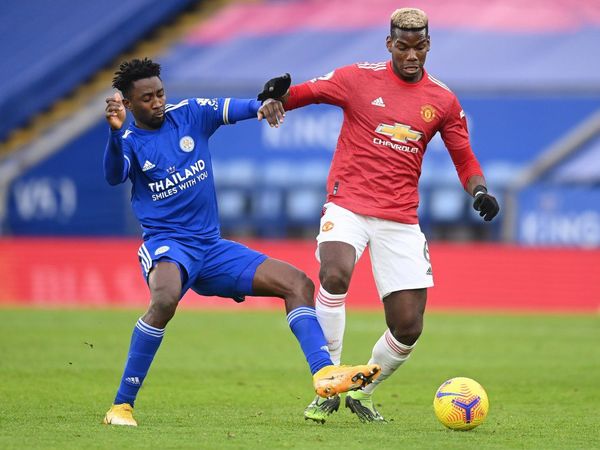 Un autogol de Tuanzebe mantiene segundo al Leicester