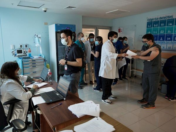 Chile vacunó a 5.000 trabajadores de la salud en plena segunda ola