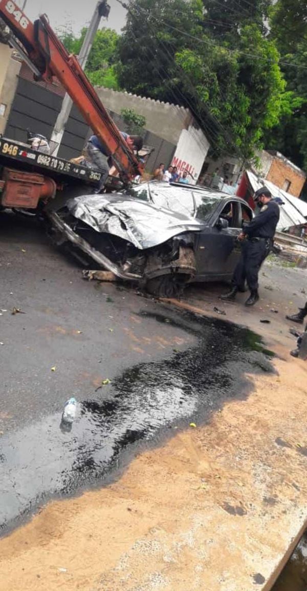 Derribaron una columna de ANDE y volcaron aparatosamente, pese a ello salieron con heridas leves - Nacionales - ABC Color