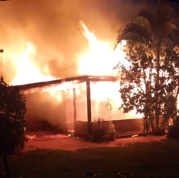 Fuego consume toda una vivienda en San Alfredo