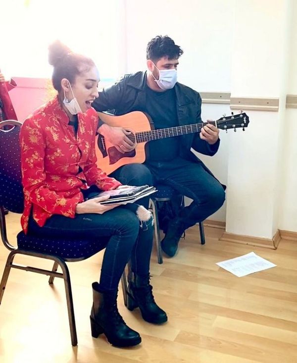 Dúo paraguayo cantó en misa de Navidad en Turquía