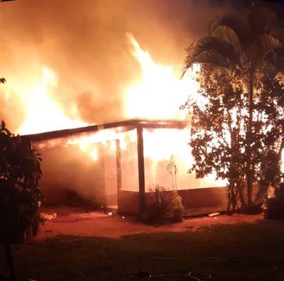 Fuego consume toda una vivienda en San Alfredo