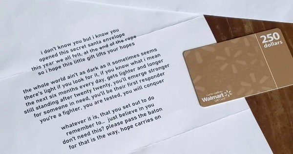 La Nación / Cientos de canadienses reciben tarjetas regalo y poemas de un Papá Noel anónimo