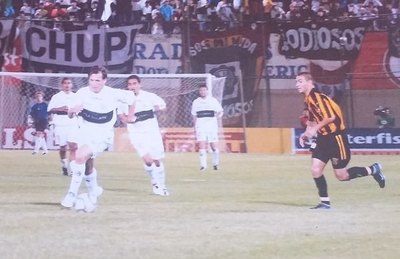 Crónica / De futbolista a fabricar muebles finos