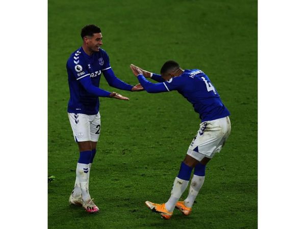 Everton es el escolta y el City triunfa sobre Almirón