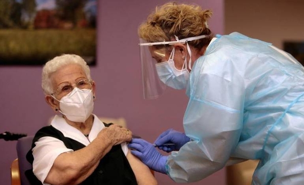 HOY / Una anciana de 96 años es la primera vacunada contra el COVID-19 en España