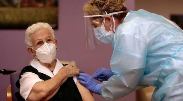 Una anciana de 96 años es la primera vacunada contra el COVID-19 en España