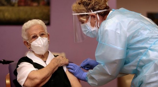 Una anciana de 96 años es la primera vacunada contra el COVID-19 en España - Noticiero Paraguay