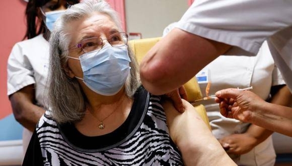 HOY / Una anciana de 78 años, la primera vacunada en Francia