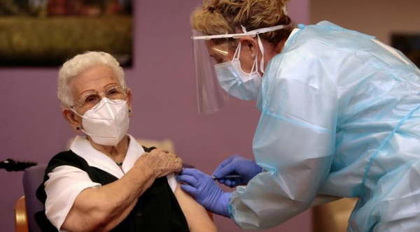 España: una mujer de 96 años es la primera vacunada contra el COVID-19 | OnLivePy