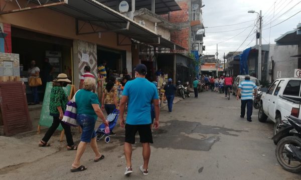 Comercios de Puerto Elsa «rematan todo», para muchos una opción válida este fin de año