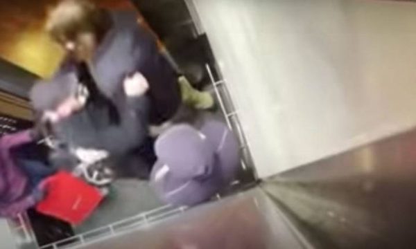 (Video) Anciano “karateca”  llavea y golpea a joven que osó toserle en la cara, en ascensor