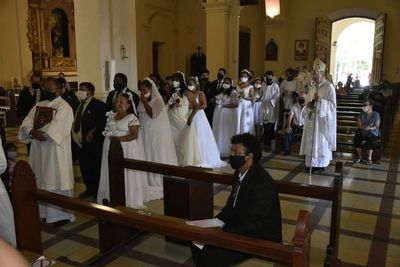 Celebran primeras bodas comunitarias posconfinamiento en la Catedral Metropolitana - Nacionales - ABC Color
