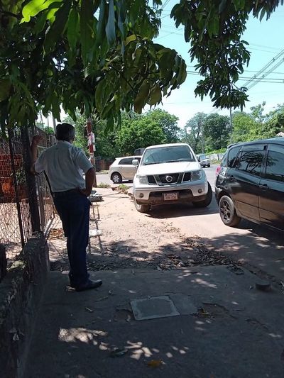 Intendente de San Antonio utliza vehículo de la municipalidad para acarrear a sus correligionarios - Nacionales - ABC Color