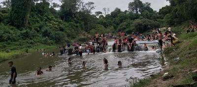 Denuncian aglomeración en arroyo de R.I. 3 Corrales – Prensa 5