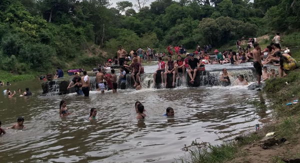Aglomeración de personas en Arroyo de R.I 3 Corrales - Noticiero Paraguay