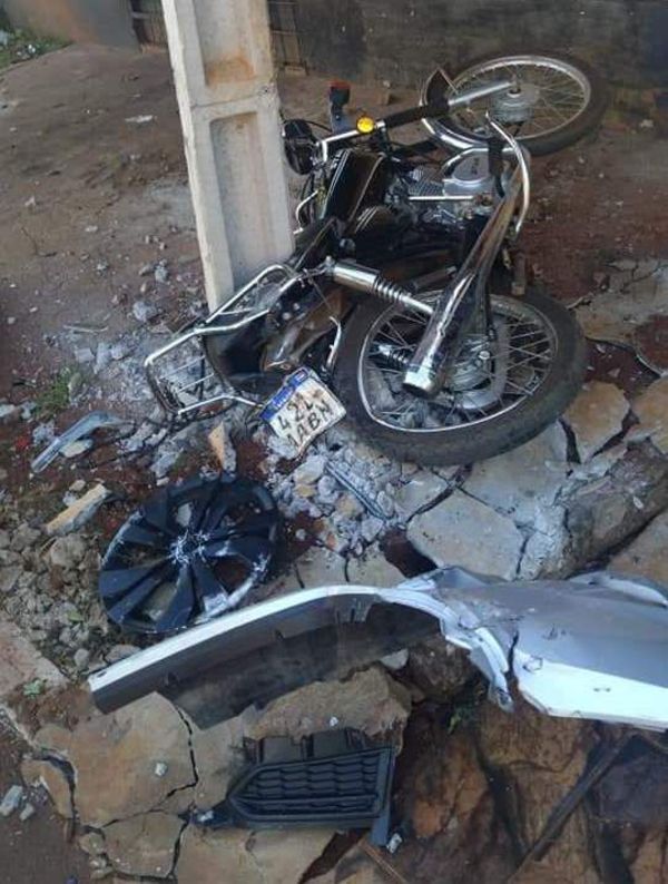Vehículo lleva por delante una moto y una columna - ABC en el Este - ABC Color