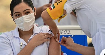 La Nación / COVID-19: personal de blanco vacunado en México dice recibir inyección de ánimo y tranquilidad