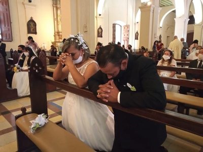 Crónica / 11 parejas dieron el sí “todo junto” en Asu