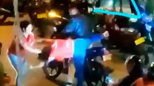 Crónica / Pilló a su novio con otra moto ári y “le dio su teté”
