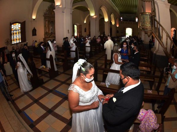 Celebran primera boda comunitaria y bautismo colectivo en esta pandemia