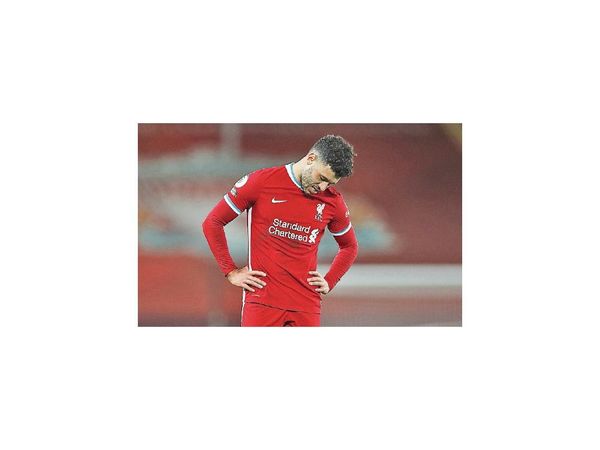 Liverpool empata y reduce su ventaja en la Premier