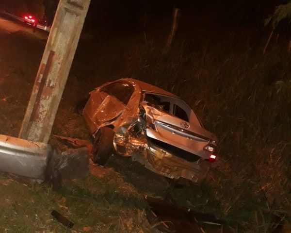 Abandonan vehículo tras accidente