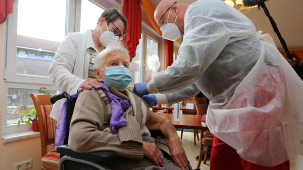 Alemania, Hungría y Eslovaquia se adelantan al resto de Europa y comienzan a vacunar contra el coronavirus