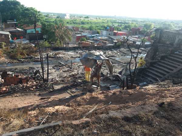 Retiraron 40 toneladas de desechos en zona del incendio en la Chacarita - Megacadena — Últimas Noticias de Paraguay