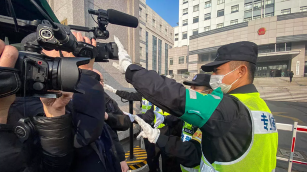 Periodista china que documentó el brote de coronavirus de Wuhan es condenada a 4 años de cárcel
