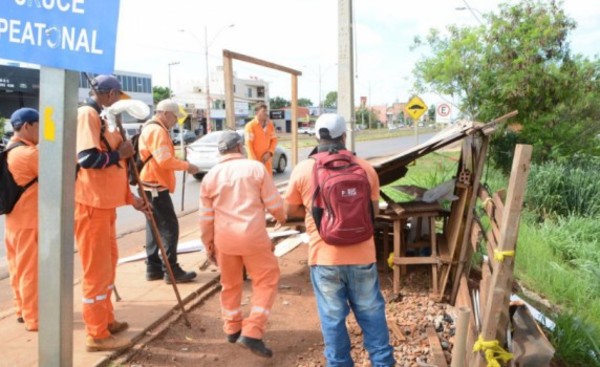 Veredas de la Avda. Perú son despejadas por la comuna