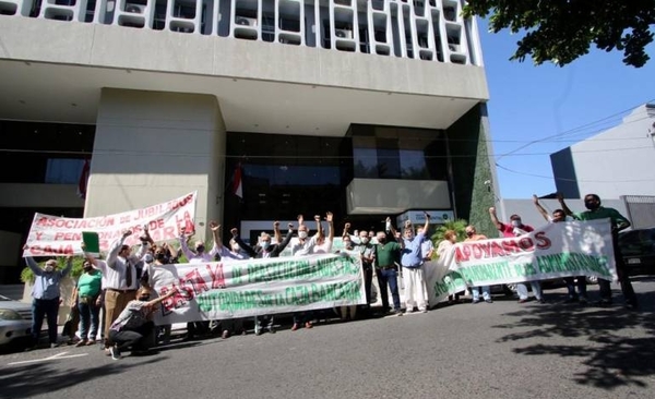 HOY / Forman ‘cadena de blindaje institucional’ en manifestación frente a la Caja Bancaria