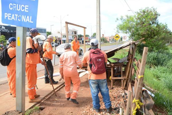Avenida Perú: Comuna derribó casillas de vendedores informales