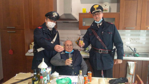 Un hombre de 94 años en Italia llamó a la Policía en Navidad porque se sentía solo » Ñanduti