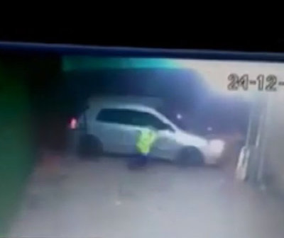 Atropellan intencionalmente a una mujer con su hijo en brazos