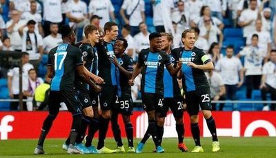 La Liga de Fútbol de Bélgica sancionará a jugadores que se abracen en las celebraciones dentro del campo de juego