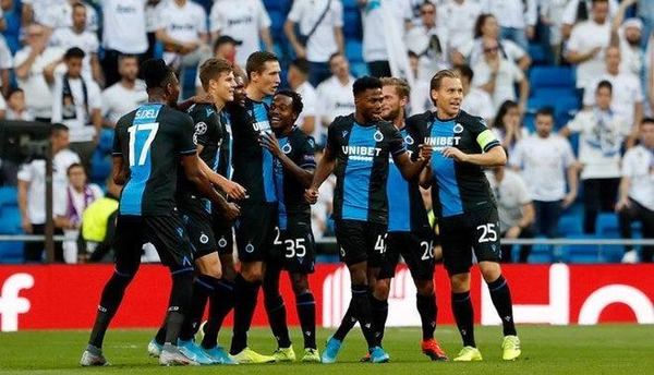 La Liga de Fútbol de Bélgica sancionará a jugadores que se abracen en las celebraciones dentro del campo de juego