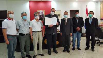 Consulado de Taiwán dona tapabocas, visores de protección y juguetes a Gobernación