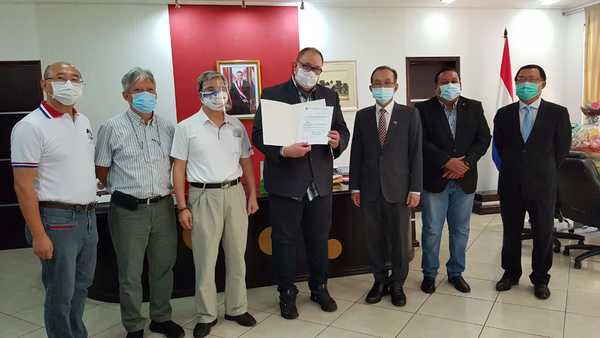 Consulado de Taiwán dona tapabocas, visores de protección y juguetes a Gobernación