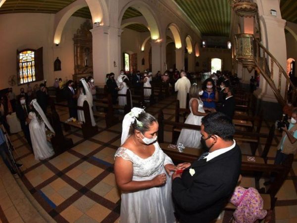 Celebran primera boda comunitaria y bautismo colectivo en esta pandemia