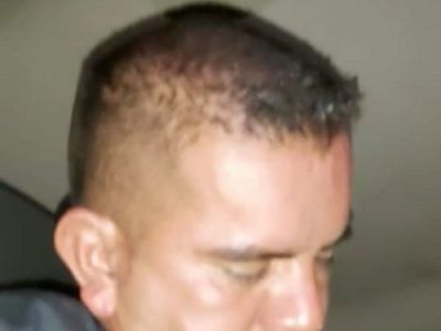 Policía fue filmado durmiendo en patrullera durante un incendio