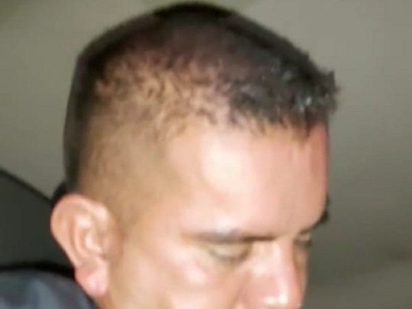 Policía fue filmado durmiendo en patrullera durante un incendio