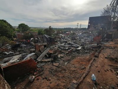 Autoridades trabajan en la reubicación de los afectados del incendio de la Chacarita