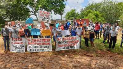 Se manifiestan contra médico por supuesta falsificación de certificado de vida y residencia