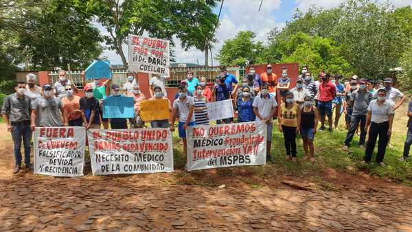 Se manifiestan contra médico por supuesta falsificación de certificado de vida y residencia