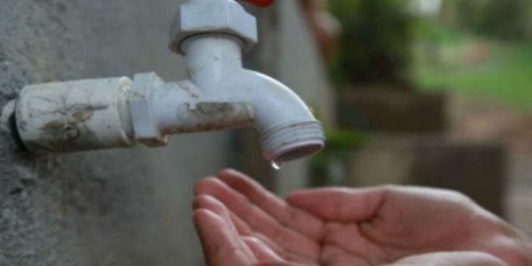Vecinos desesperados porque no tienen agua y ya “mueren” de sed