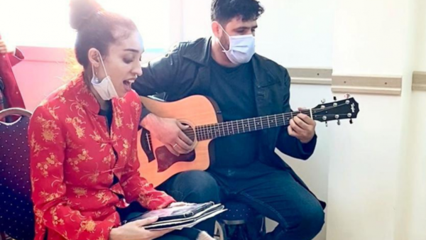 Dúo paraguayo cantó en misa de Navidad en Turquía