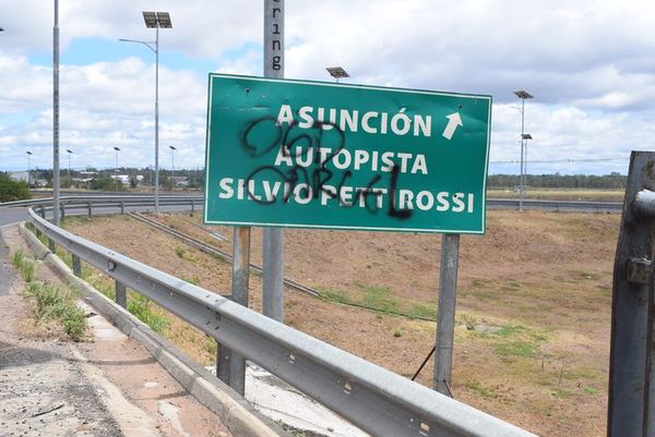 Señal de tránsito con grafitis dificulta visión de conductores - Nacionales - ABC Color